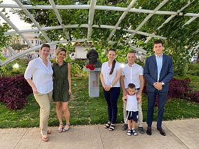 Embajada de Rusia deposita flores ante el busto del Yuri Gagarin en Managua
