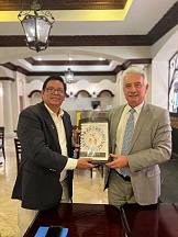 La reunión del Embajador con el autor del programa “Niños Genios” en Honduras