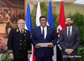 Sobre la entrega de las Copias de Estilo del Embajador de Rusia en Nicaragua, Mikhail Ledenev
